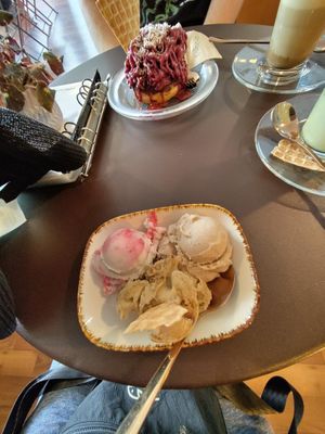 Drei Kugeln und Donut 🍩 Eis at Eisdiele Frohnatur in Kassel