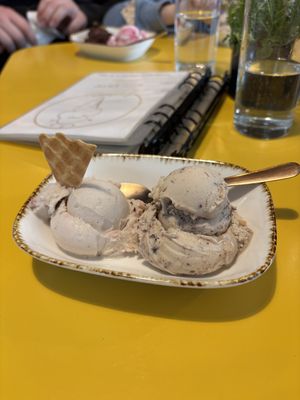 Tonka links, Haselnuss-Stracciatella rechts  at Eisdiele Frohnatur in Kassel