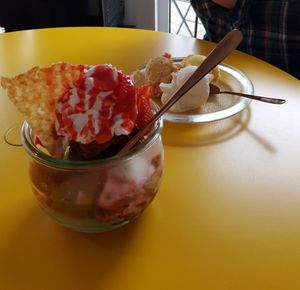 Erdbeerbecher(vegan) und 3 Kugeln at Eisdiele Frohnatur in Kassel