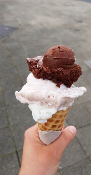 Schoko, Joghurt und Weiße Schokolade mit Himbeer to go in veganer Waffel at Eisdiele Frohnatur in Kassel