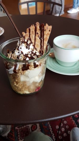 "Knusperbecher" and a latte with oat milk at Eisdiele Frohnatur in Kassel