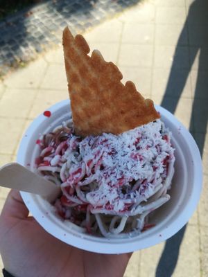 Spagettieis mit selbst ausgesuchten Eissorten und veganer Sahne! at Eisdiele Frohnatur in Kassel