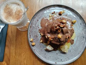 Pancake façon snickers avec sauce chocolat et chai latte (végé) at Madame Julia in Strasbourg