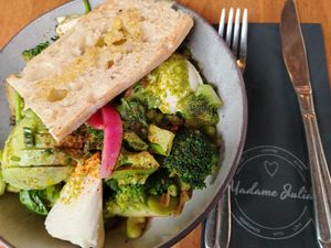 Green Shakshuka avec du tofu soyeux (vegan) at Madame Julia in Strasbourg