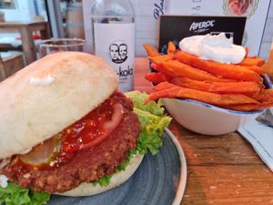 Veggieburger mit Süßkartoffelpommes und veganer Mayonnaise at Blauths in Cuxhaven