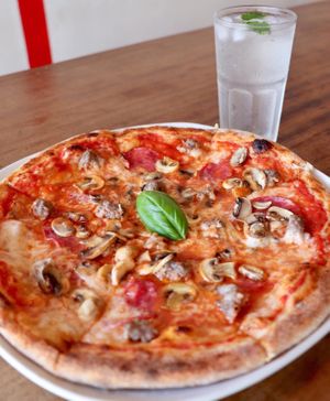 Nora~ at A Mano Pizza 都蘭義大利披薩 in Donghe