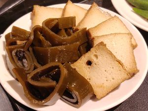 Seaweed and tofu at DīShuǐ Fāng 滴水坊 in Yilan