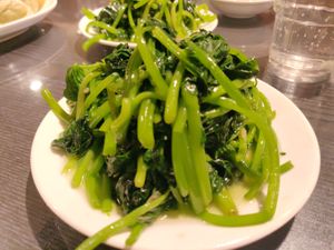Sweet potato leaves at DīShuǐ Fāng 滴水坊 in Yilan