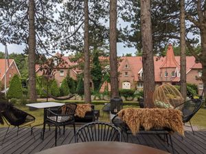 Outdoor chill and eating area at Das Kubatzki in Sankt Peter-ording