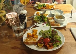 Try & Share (zum Nachordern): Salat mit Granatapfel, Tomaten, Brot mit Mango-Ingwer-Chutney, Süßkartoffeln mit Koriander at Das Kubatzki in Sankt Peter-ording