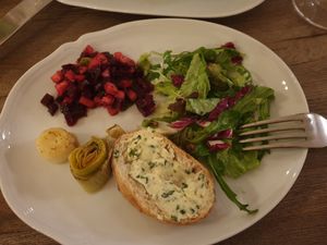 Try & Share (zum Nachordern): Salat mit Tomaten, Brot, Kräutermargarine, Rote-Beete-Apfel und Lauch in Senfsauce at Das Kubatzki in Sankt Peter-ording