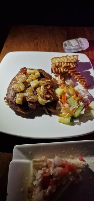 Burger at Jardin del Arte Sano in Vinales