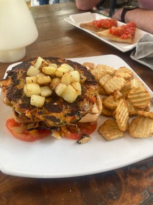 Vegan burger at Jardin del Arte Sano in Vinales