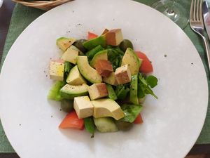 Mediterranean salad with avocado and smoked tofu 🥑 at Dalmatino in Hvar