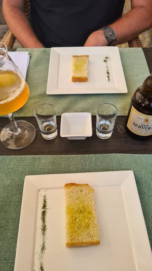 Free garlic bread as appetiser at Dalmatino in Hvar