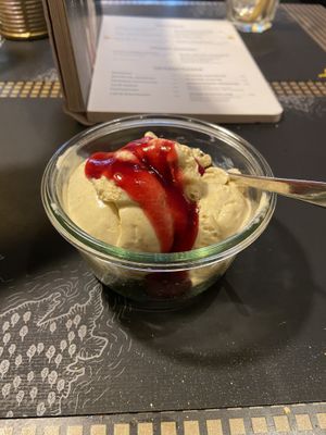 Vegan vanilla ice cream  at Peter Pane - Holsten Str in Hamburg
