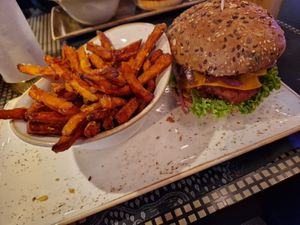 HüttenzauberBurger & Süßkartoffelpommes #Veganuary at Peter Pane - Holsten Str in Hamburg