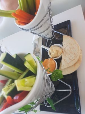 Vegetables with hummus dip and pita at Wanderlust Garden in Mallorca