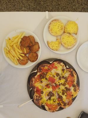 Garlic bread, pizza and tomato croquettes at Roma Pizza in Neos Marmaras
