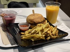 Shiitake burger and sad fries at Copper Branch - Nieuwstraat in Brussels