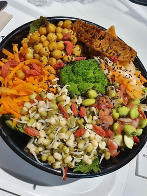 Delicious asian bowl with tempeh and quinoa at Copper Branch - Nieuwstraat in Brussels