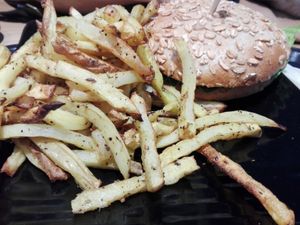 BURGER GALAXIE AUX CHAMPIGNONS + BURGER SHIITAKÉ TERIYAKI + FRITES CUITES AU FOUR at Copper Branch - Nieuwstraat in Brussels