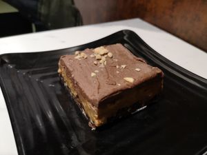 Snickers caramel raw cake at Copper Branch - Nieuwstraat in Brussels