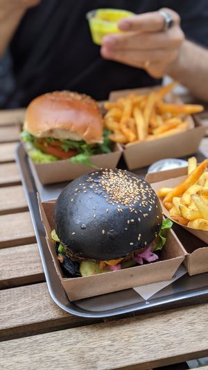 Burghainer and crispy chicken at VEG'D - Vegan Burgers - F-Hain in Berlin