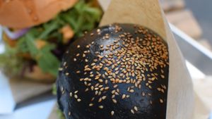 burger w/ veg'd patty at VEG'D - Vegan Burgers - F-Hain in Berlin