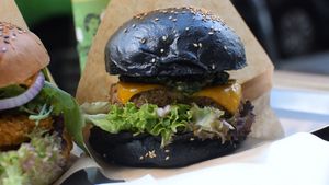 burger w/ veg'd patty at VEG'D - Vegan Burgers - F-Hain in Berlin