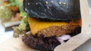 burger w/ veg'd patty at VEG'D - Vegan Burgers - F-Hain in Berlin