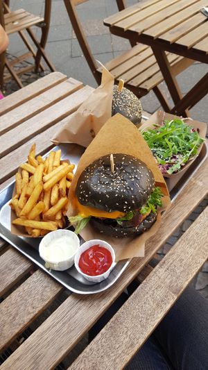 2 Beyond Deluxe mit cole slaw und Pommes at VEG'D - Vegan Burgers - F-Hain in Berlin