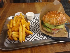 Holy Guacamole + regular fries at VEG'D - Vegan Burgers - F-Hain in Berlin
