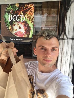 Delivery in Kreuzberg and Neukölln! 🚴🏼‍♂️

Find us on Deliveroo: https://deliveroo.de/de/menu/berlin/neukolln/vegd at VEG'D - Vegan Burgers - F-Hain in Berlin