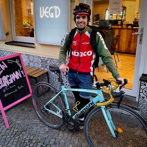 Santi, our driver 🚴🏼‍♀️ at VEG'D - Vegan Burgers - F-Hain in Berlin