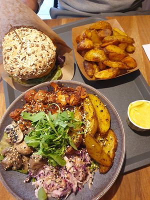 Bowl, Burger und Wedges at VEG'D - Vegan Burgers - F-Hain in Berlin