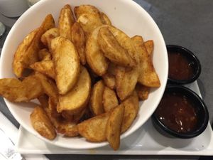 Potato wedges with sweet chili sauce at Grandview Hotel in Bowen