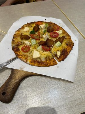 Lion mane satay sauce pizza(really good 😋) at Flavours by Saute 寻味•素特 in Central Singapore
