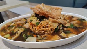 Crispy noodles at Flavours by Saute 寻味•素特 in Central Singapore