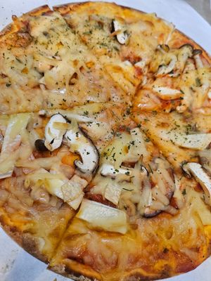 Vegan cheese Mushroom Pizza ~ 11/12/23 at Flavours by Saute 寻味•素特 in Central Singapore