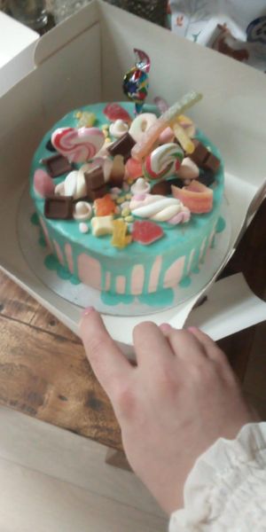 Drippcake voor mijn dochters eerste verjaardag besteld. Dat ik de doos open maakte zsg ik gelijk al dat dit duidelijk niet door professionele mensen gemaakt is. De cake was droog,  at I Love Cupcakes in Utrecht