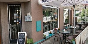 Store front and outside seating at Bistro Les in Decin