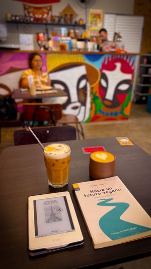 Latte frío y caliente de avena  at Manifesto Café in Curitiba