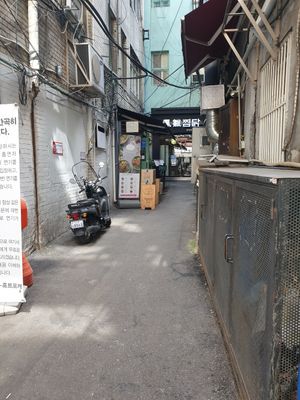 have to walk down this small alley at Hooked Poke 훅트포케 in Seoul
