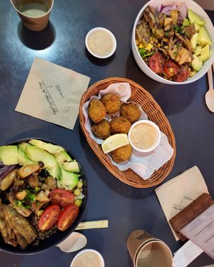 Nom nom! at Hooked Poke 훅트포케 in Seoul