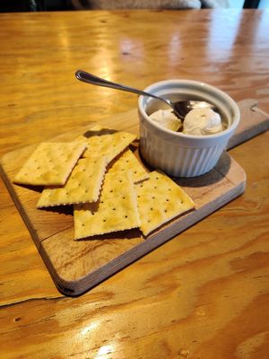 Crackers with vegan cheese at Shiromachi Grill in Nagoya