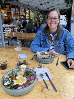 Full plates with a lot of variation 🌱😍 at Pois Chiche in Brussels