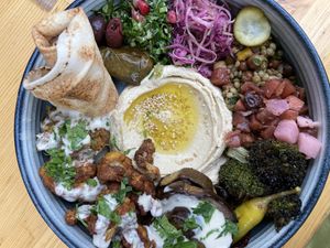 Chef’s plate, a lot of variation, tasty cauliflower, best beetroot, made vegan with falafel 🧆 instead of halloumi 😍 at Pois Chiche in Brussels