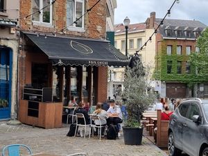 Front and outdoor seating at Pois Chiche in Brussels