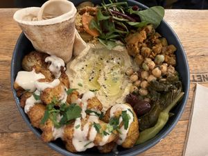 ASSIETTE SHAWARMA CHOU-FLEUR 💚  at Pois Chiche in Brussels